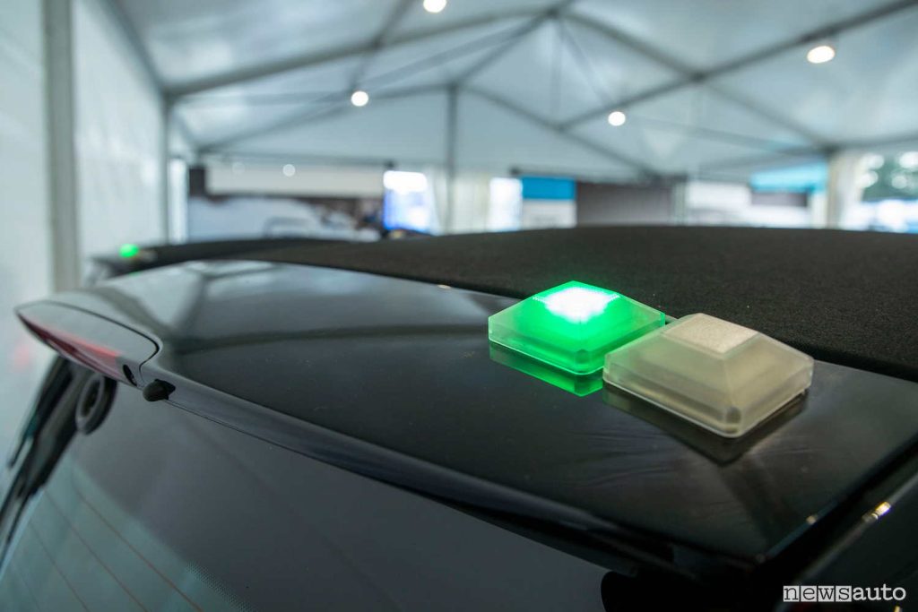 Spie di sicurezza, luci di emergenza,  luce verde e rossa sia all’interno dell’abitacolo che all’esterno