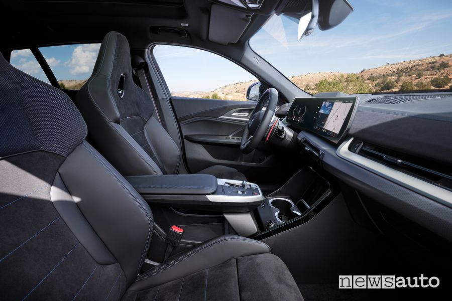 BMW X2 M35i xDrive sedili anteriori abitacolo