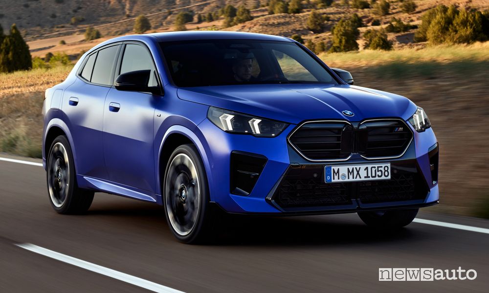 BMW X2 M35i xDrive anteriore 3/4 su strada