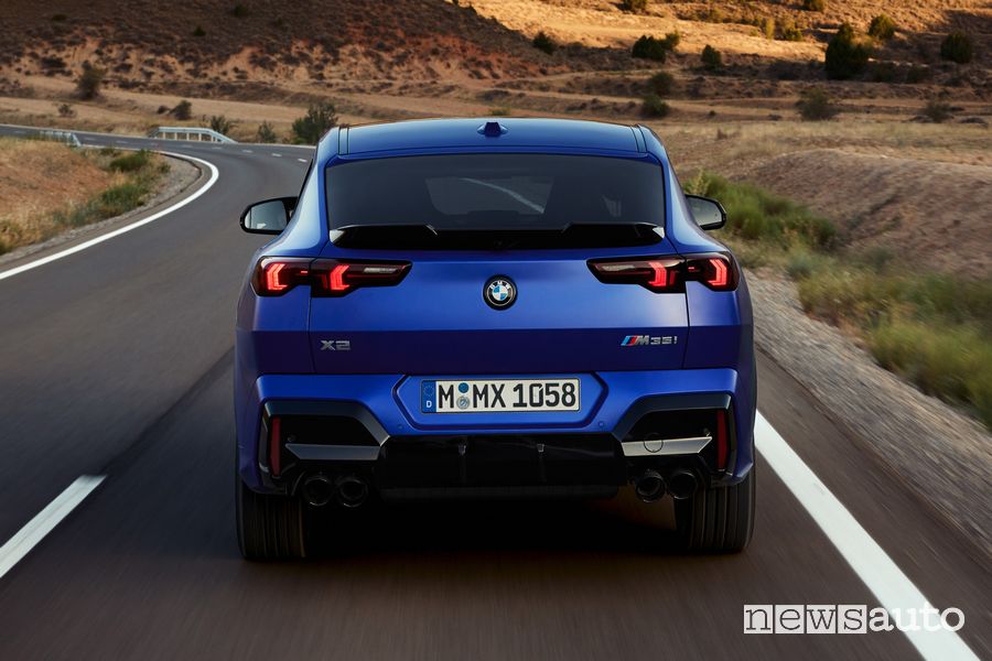 BMW X2 M35i xDrive posteriore su strada