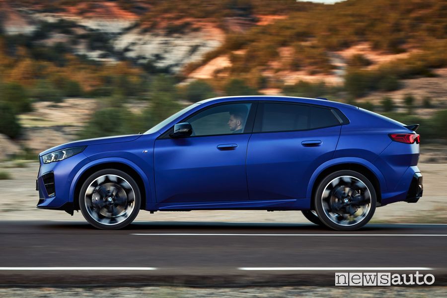 BMW X2 M35i xDrive laterale su strada