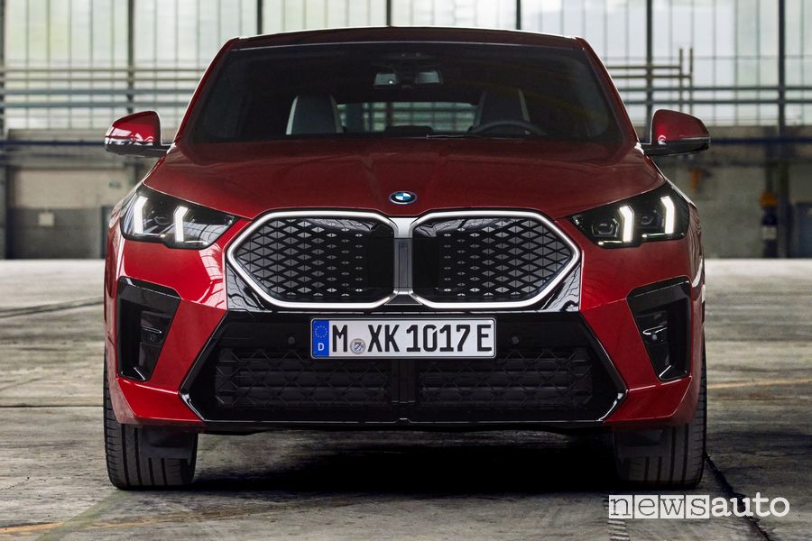 BMW iX2 xDrive30 elettrica frontale