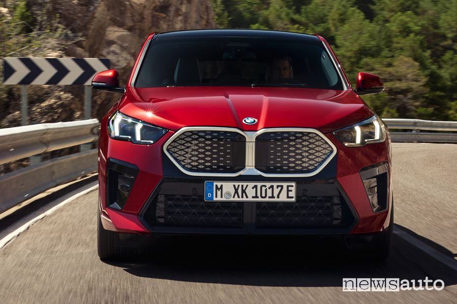 BMW iX2 xDrive30 elettrica frontale su strada