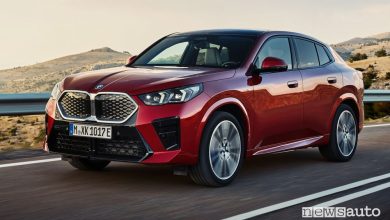 BMW iX2 xDrive30 elettrica anteriore 3/4 su strada