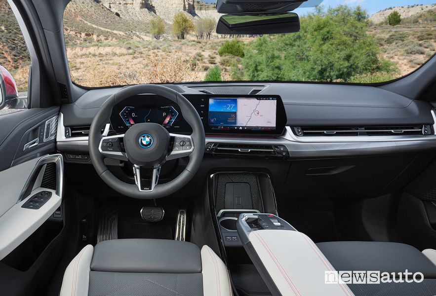 BMW iX2 xDrive30 elettrica plancia abitacolo
