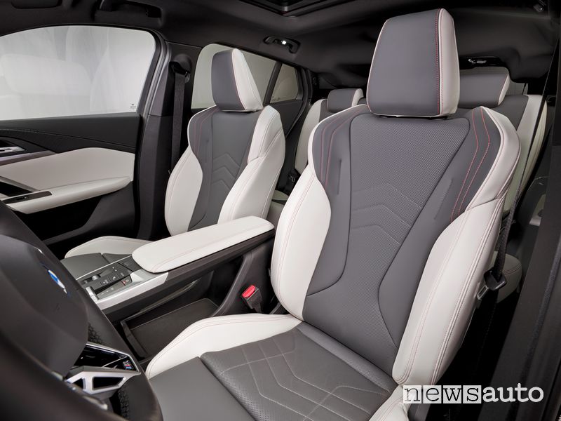 BMW iX2 xDrive30 elettrica sedili anteriori abitacolo