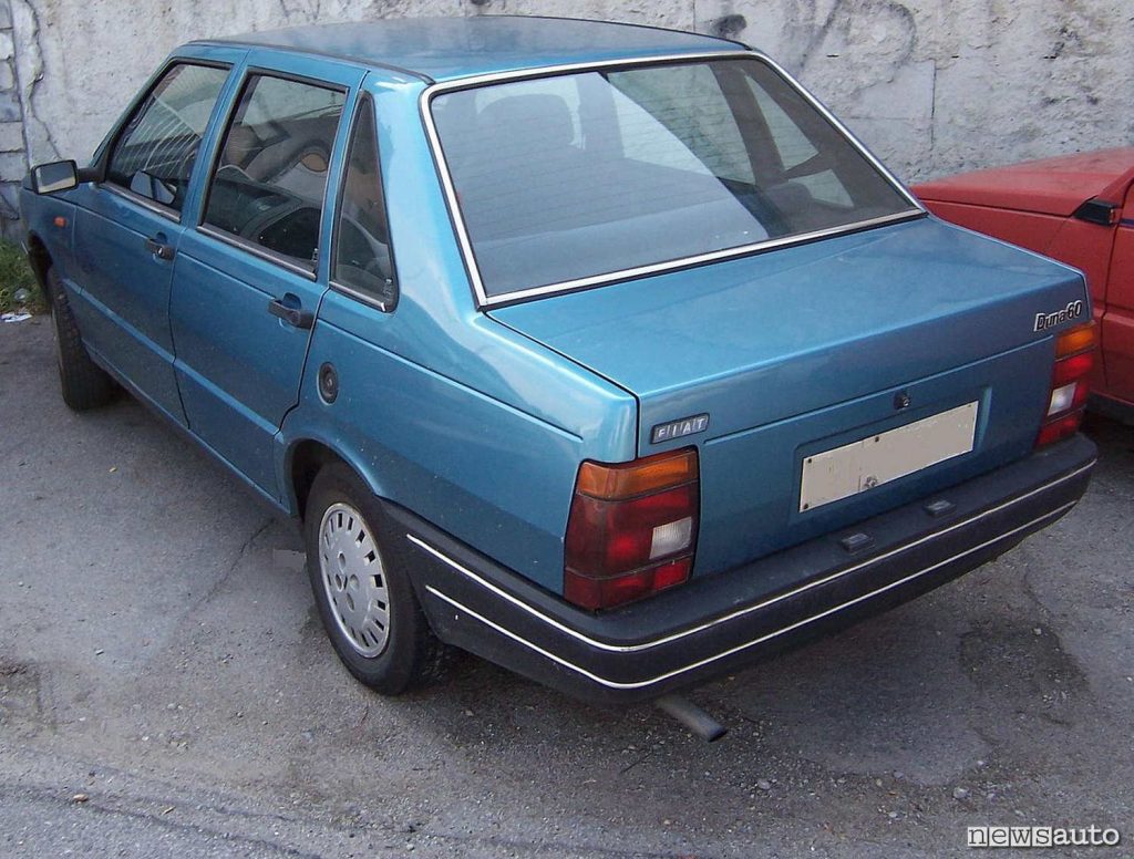 Posteriore e bagagliaio squadrato della Fiat Duna