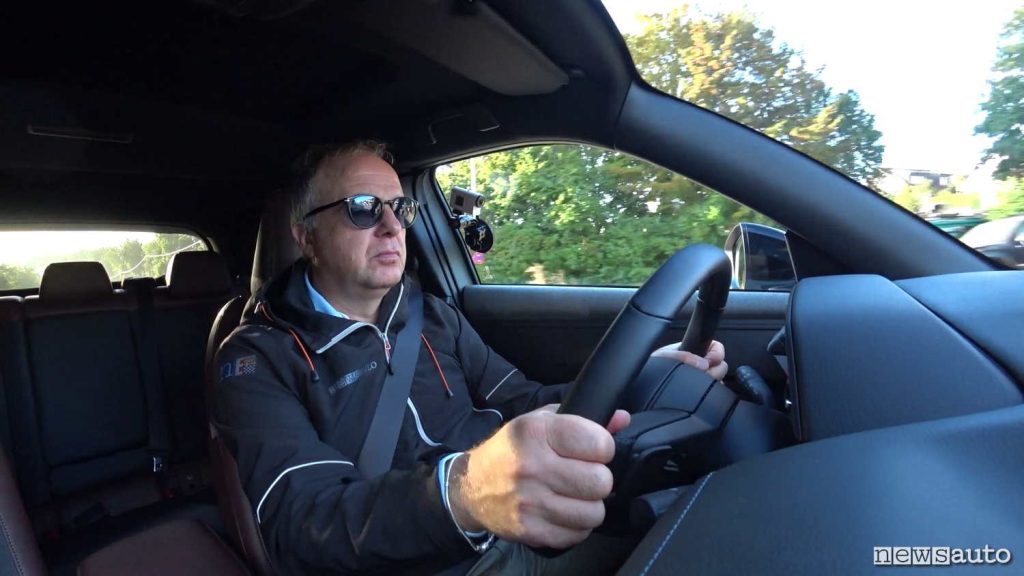 L'abitacolo della Mazda MX-30 R-EV ed il bel volante con le palette per gestire l'intensità della frenata rigenerativa