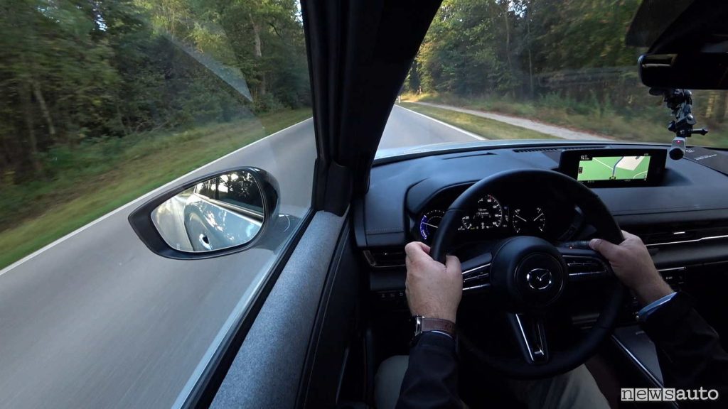 MX-30 R-EV durante la prova sulle strade tedesche tra Monaco ed Augusta