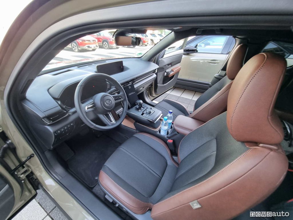 L'abitacolo della MX-30 R-EV molto confortevole e spazioso