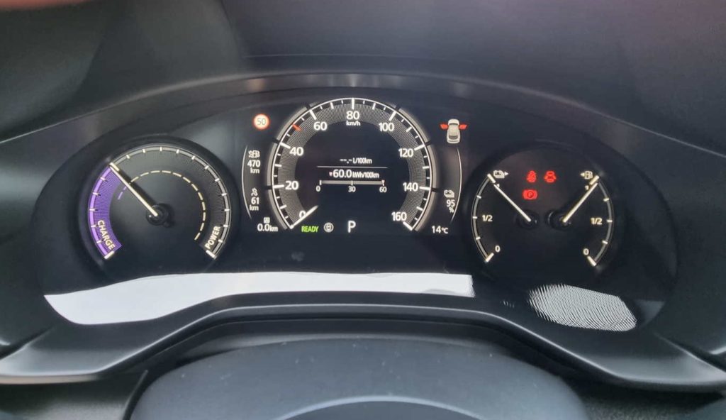 La prova della MX-30 R-EV inizia con batteria al 95% e carburante quasi al 100%