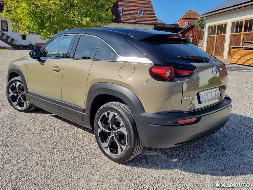 La nuova MX-30 R-EV vista posteriore con il tappo per il rifornimento della benzina sul lato sx. 