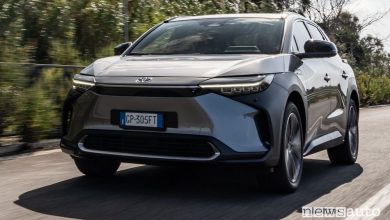 Toyota bZ4X anteriore 3/4 su strada