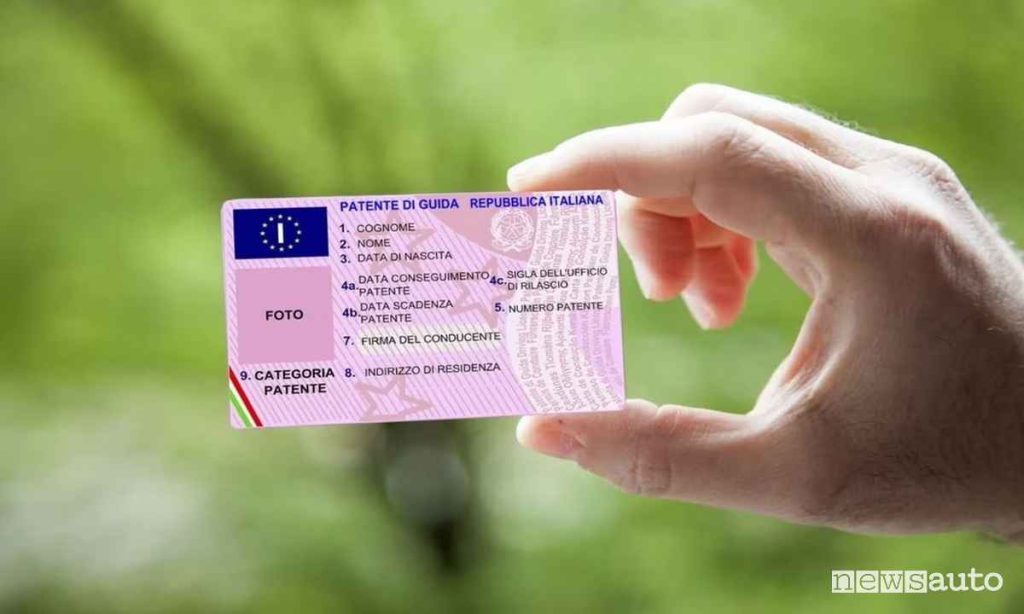 La multa per eccesso di velocità può comportare la sospensione momentanea della patente e la revoca definitiva