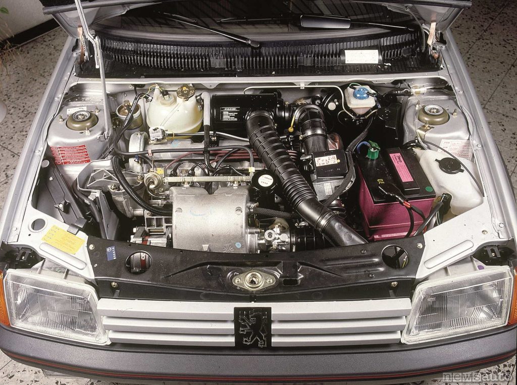 il vano motore della Peugeot 205 GTI 1.9