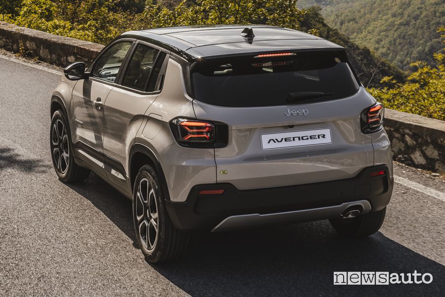 Jeep Avenger 2024 Hybrid su strada