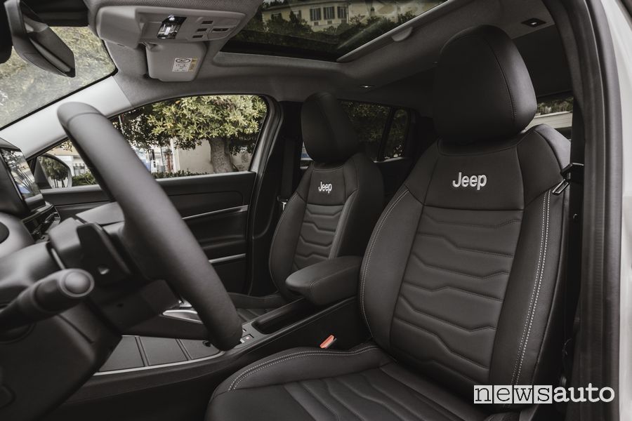 Jeep Avenger e-Hybrid sedili anteriori abitacolo