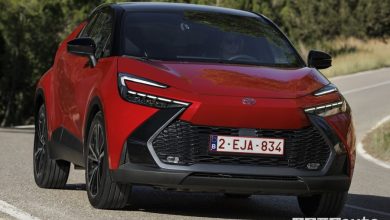 Nuova Toyota C-HR anteriore su strada