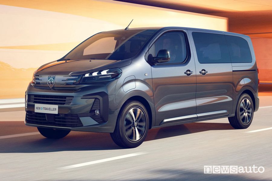 Peugeot E-Traveller su strada