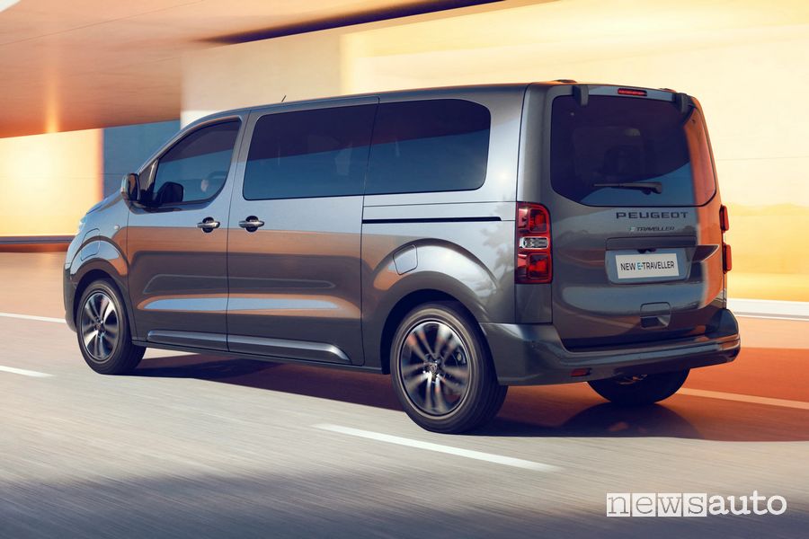 Peugeot E-Traveller su strada