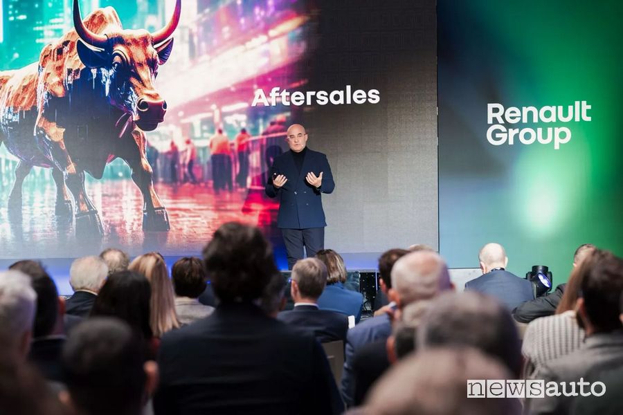 Raffaele Fusilli (Direttore Generale Renault Italia) inaugura il centro di distribuzione ricambi di Castel San Giovanni