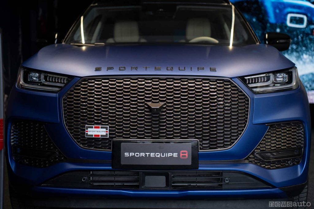 Molto aggressivo il frontale della SportEquipe 8 dove spiccano i fari full led e l'ampia griglia