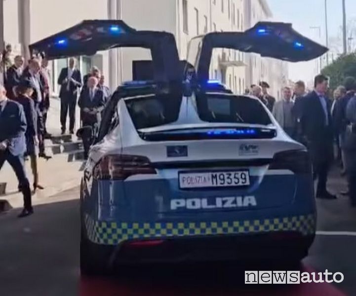 Tesla Model X della Polizia Stradale luci lampeggianti