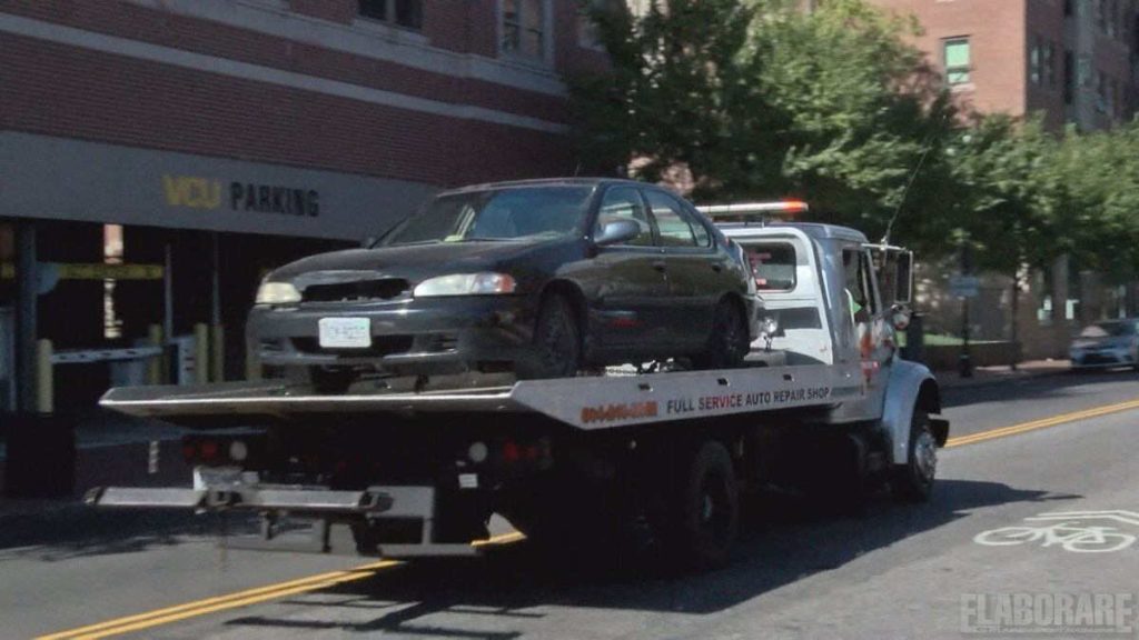 Carro attrezzi trasporta l'auto con fermo amministrativo al demolitore per la radiazione