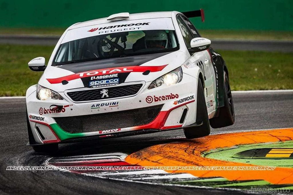 La guida sportiva in pista su una vettura da gara trasmette fortissime emozioni e tanta adrenalina