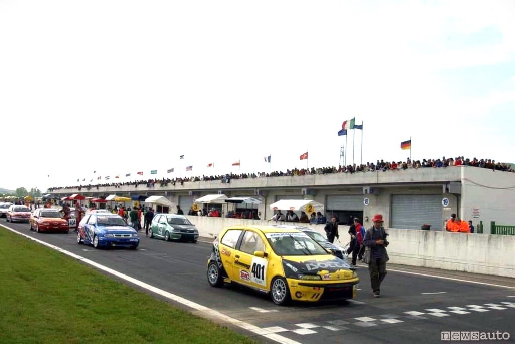 Gare auto in pista dove pubblico e piloti insieme vivono forti emozioni
