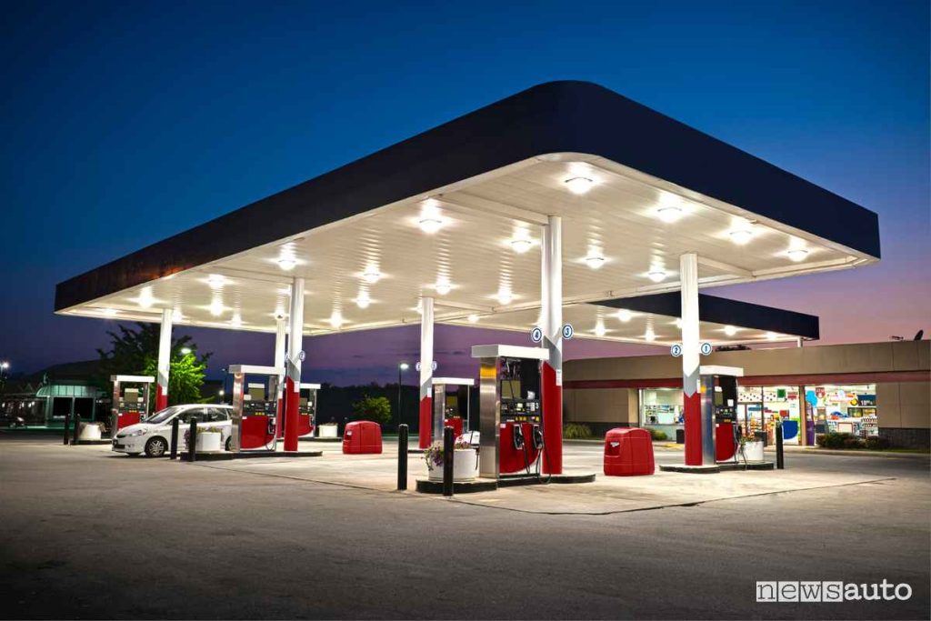 Stazione di benzina aperta dove fare rifornimento di benzina 