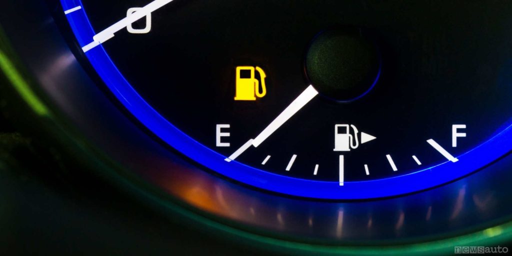 spia accesa riserva livello carburante basso