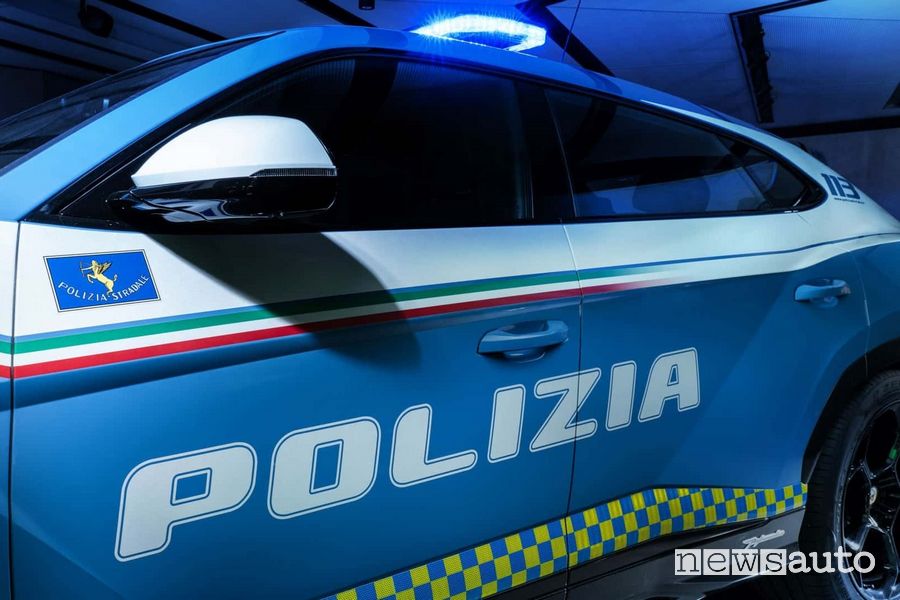 Lamborghini Urus Performante livrea della Polizia di Stato