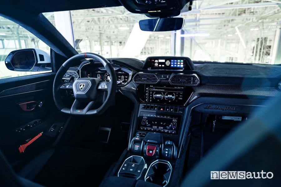 Lamborghini Urus Performante della Polizia di Stato abitacolo