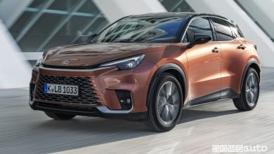 Lexus LBX anteriore 3/4 su strada