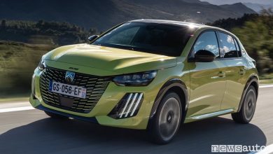Peugeot e-208 GT elettrica su strada
