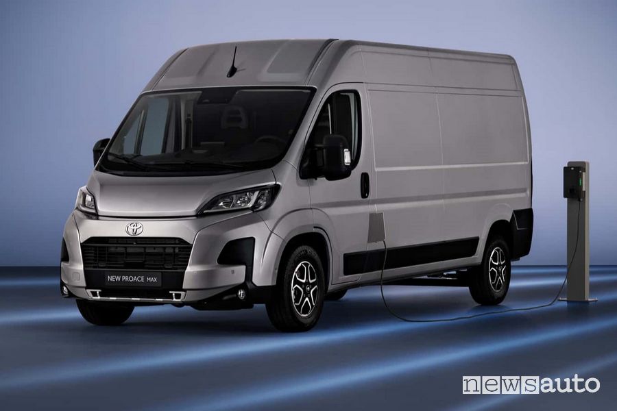 Toyota Proace Max elettrico in ricarica
