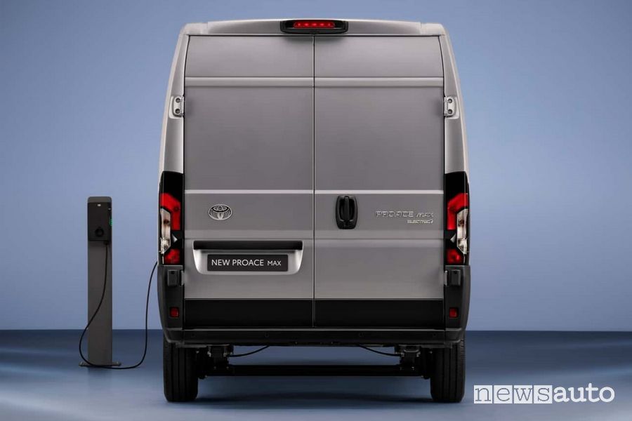 Toyota Proace Max elettrico in ricarica