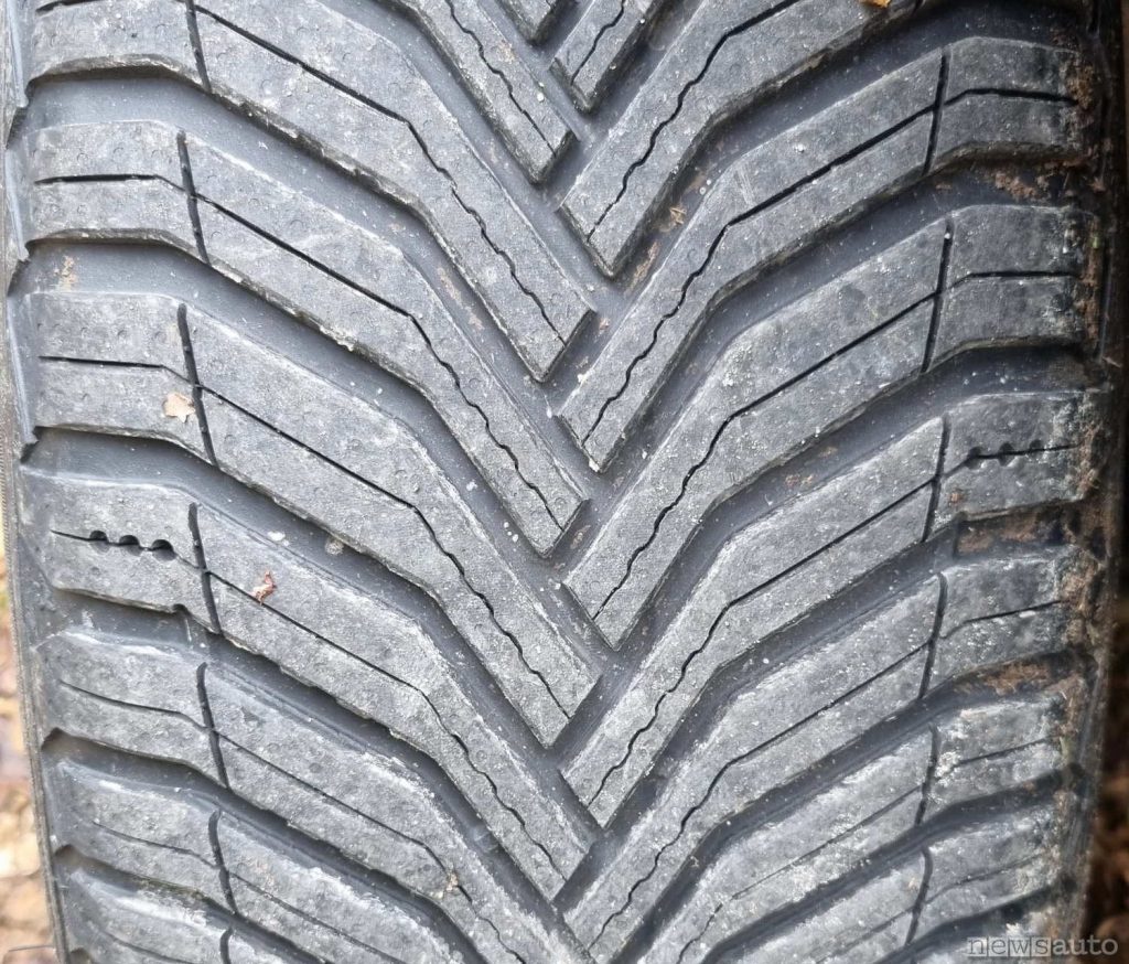 Il disegno del battistrada di una Michelin CrossClimate 2, gomma 4 stagioni consigliata