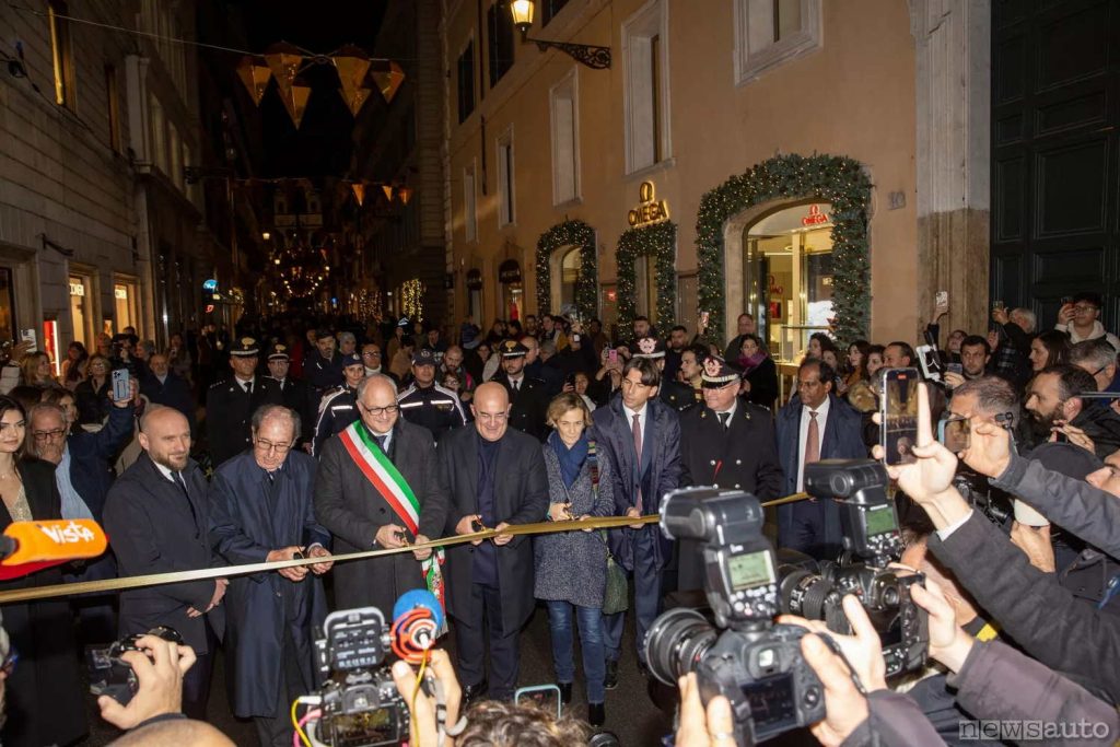 Taglio del nastro per l'accensione delle luminarie a Via Condotti a Roma con il Sindaco Roberto Gualtieri