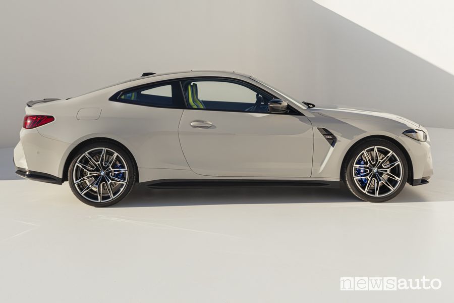 Nuova BMW M4 Coupé laterale