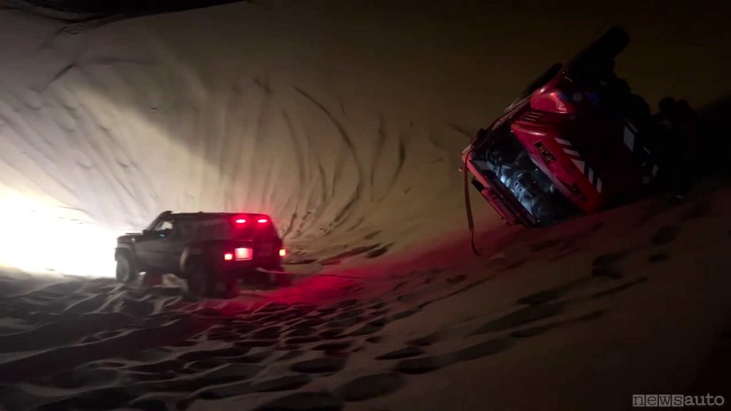 3 il Nissan Patrol accelera con i fari accesi
