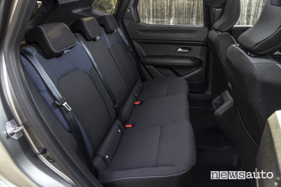 Dacia Duster 2024 sedili posteriori abitacolo