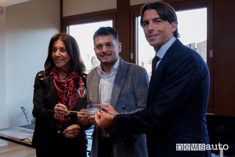 Fisichella riceve il premio di "Pilota Romano dell’Anno 2023" dall'AC Roma