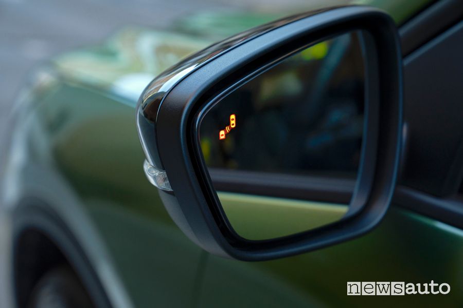 Nuova Ford Kuga Active specchietto laterale avviso cambio corsia