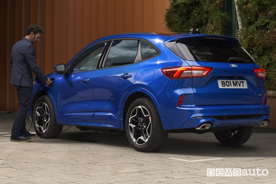 Nuova Ford Kuga ST-Line plug-in in ricarica
