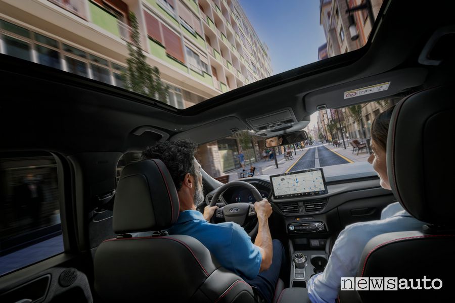 Nuova Ford Kuga ST-Line abitacolo tetto panoramico