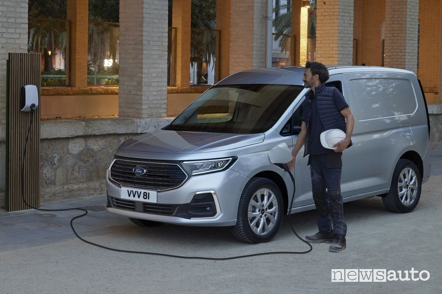 Ford Transit Connect PHEV in ricarica