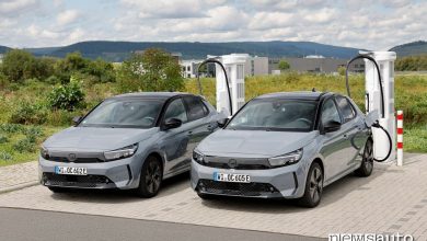 Opel Corsa Electric 2024 in ricarica