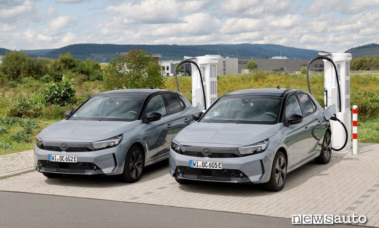 Opel Corsa Electric 2024 in ricarica